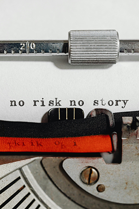Macchina da scrivere con la scritta «no risk no story»